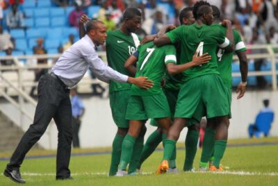 Nigeria coach Sunday Oliseh rejoices with the team after scoring against Niger in Port Harcourt / Photo: Shengol Pixs