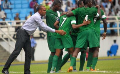 Nigeria coach Sunday Oliseh rejoices with the team after scoring against Niger in Port Harcourt / Photo: Shengol Pixs